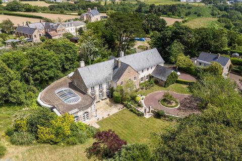 Private Country Estate In Need Of Upgrade, Indoor Pool, Stables & Equine Land & 3 Bedroom Cottage