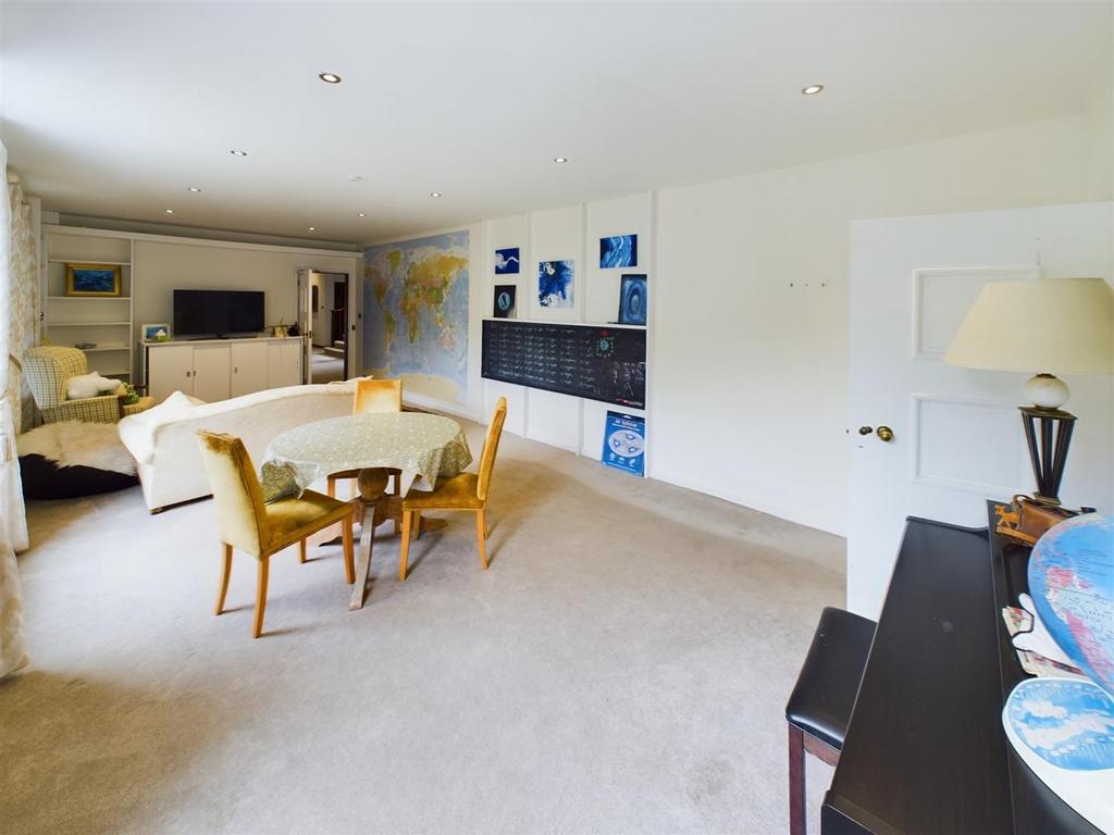 CAM02009 G0-PR0243-STILL029.jpg