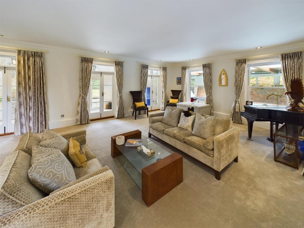 CAM02009 G0-PR0243-STILL007.jpg