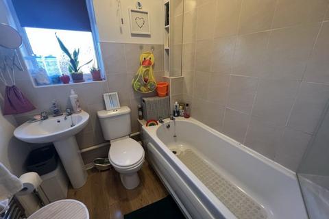 2 bedroom house to rent, Laxford Close, Hinckley, LE10