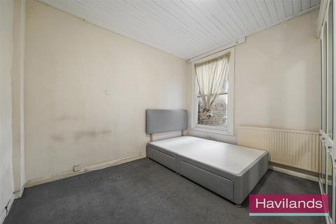 67b Osborne Road, London, N13 5PU