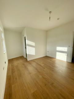 Studio to rent, St. Albans Crescent, London N22