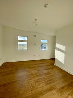 Studio to rent, St. Albans Crescent, London N22