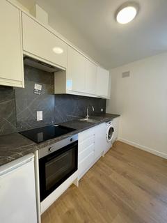 Studio to rent, St. Albans Crescent, London N22