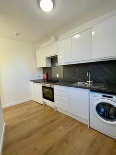 Studio to rent, St. Albans Crescent, London N22