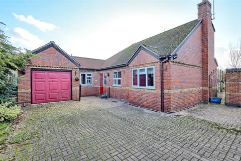 3 bedroom detached bungalow for sale, Mapleleaf Close, Stanstead Abbotts SG12