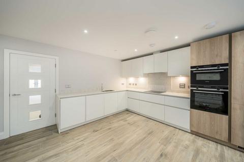 2 bedroom flat for sale, Birkbeck Avenue, London W3