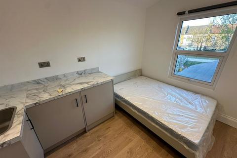 Studio to rent, Garratt Lane, London SW17