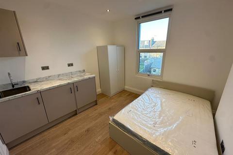 Studio to rent, Garratt Lane, London SW17