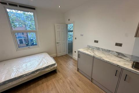 Studio to rent, Garratt Lane, London SW17