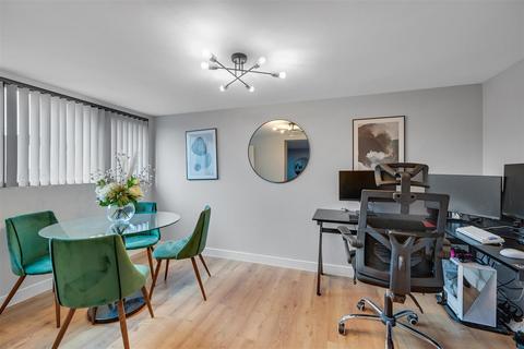 2 bedroom apartment for sale, Richmond House, 61-71 Victoria Avenue, Southend SS2 6FP