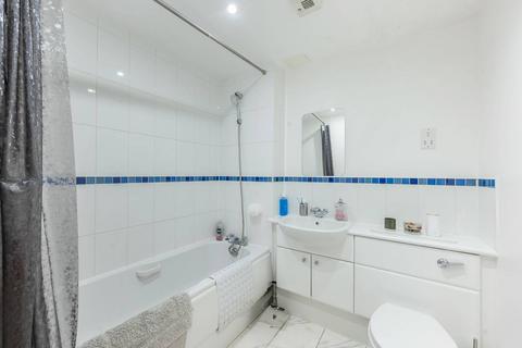 2 bedroom penthouse for sale, Station Road, edgware, Edgware, HA8