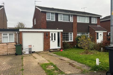 3 bedroom house to rent, Glebe Road, Deanshanger, Milton Keynes