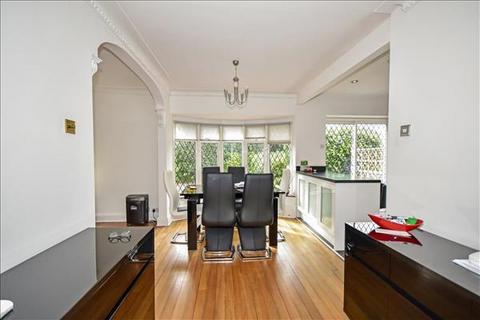 1 Fernside, Buckhurst Hill, IG9 5TY