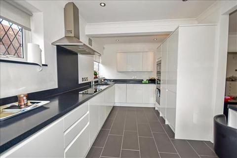 1 Fernside, Buckhurst Hill, IG9 5TY