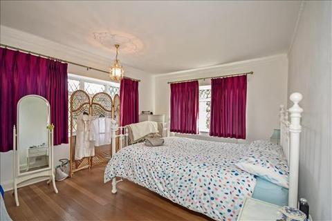 1 Fernside, Buckhurst Hill, IG9 5TY