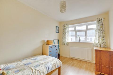 4 bedroom end of terrace house for sale, Mountdale Gardens, Leigh-on-sea, SS9