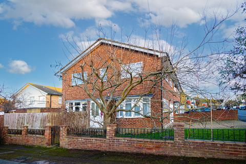 4 bedroom end of terrace house for sale, Mountdale Gardens, Leigh-on-sea, SS9