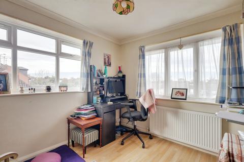 4 bedroom end of terrace house for sale, Mountdale Gardens, Leigh-on-sea, SS9