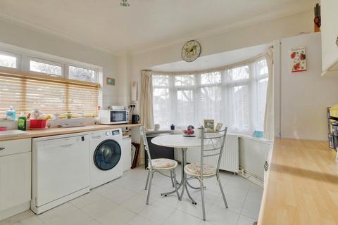 4 bedroom end of terrace house for sale, Mountdale Gardens, Leigh-on-sea, SS9