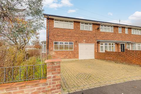 4 bedroom end of terrace house for sale, Mountdale Gardens, Leigh-on-sea, SS9