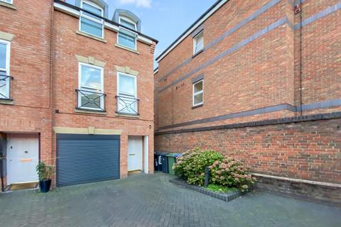 3 bedroom end of terrace house to rent, Wheelwright Court, Stratford-upon-Avon