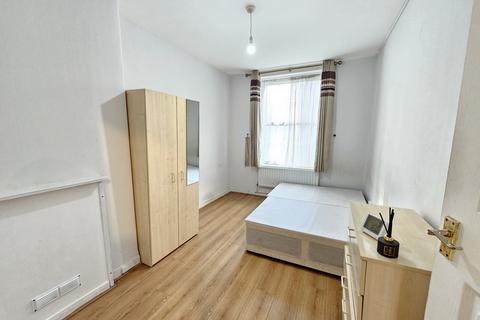 1 bedroom flat to rent, Chicksand Street, London E1