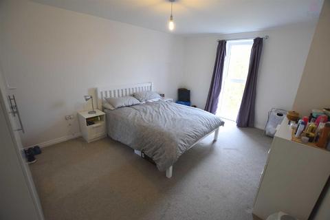 2 bedroom flat to rent, Manor Way, Borehamwood