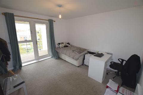 2 bedroom flat to rent, Manor Way, Borehamwood