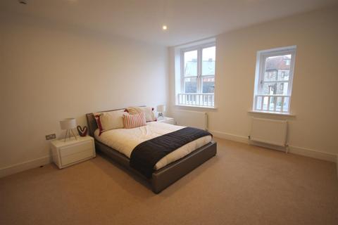Flat 6, Grantham House, 11 - 15 North Street, Leatherhead, KT22 7AX