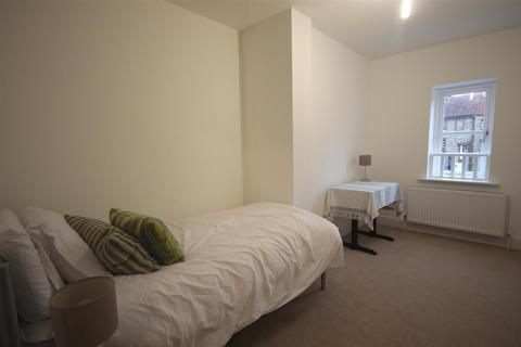 Flat 6, Grantham House, 11 - 15 North Street, Leatherhead, KT22 7AX