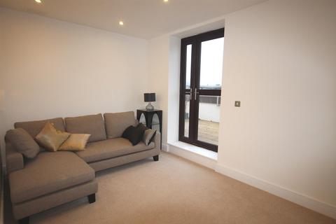 Flat 6, Grantham House, 11 - 15 North Street, Leatherhead, KT22 7AX