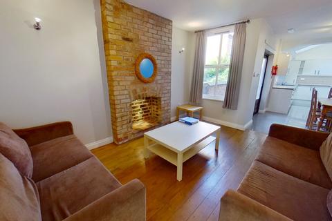 6 bedroom end of terrace house to rent, Teversal Avenue, Nottingham NG7