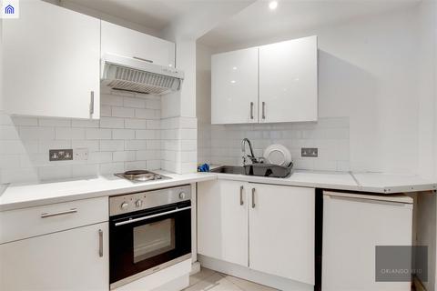 Studio to rent, Medwin Street, Clapham