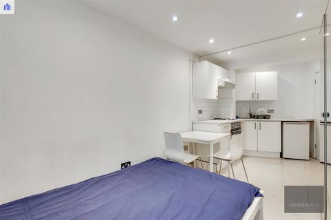 Studio to rent, Medwin Street, Clapham