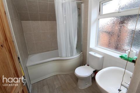 3 bedroom semi-detached house to rent, Keble Road, Leicester