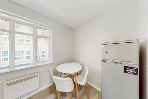 1 bedroom apartment to rent, Bethnal Green Road, London E2