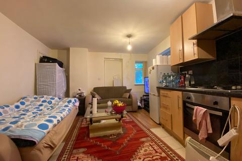 Studio to rent, Upper Tollington Park, Finsbury Park, London, N4