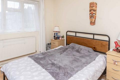 2 bedroom flat to rent, Solon New Road Estate, London SW4