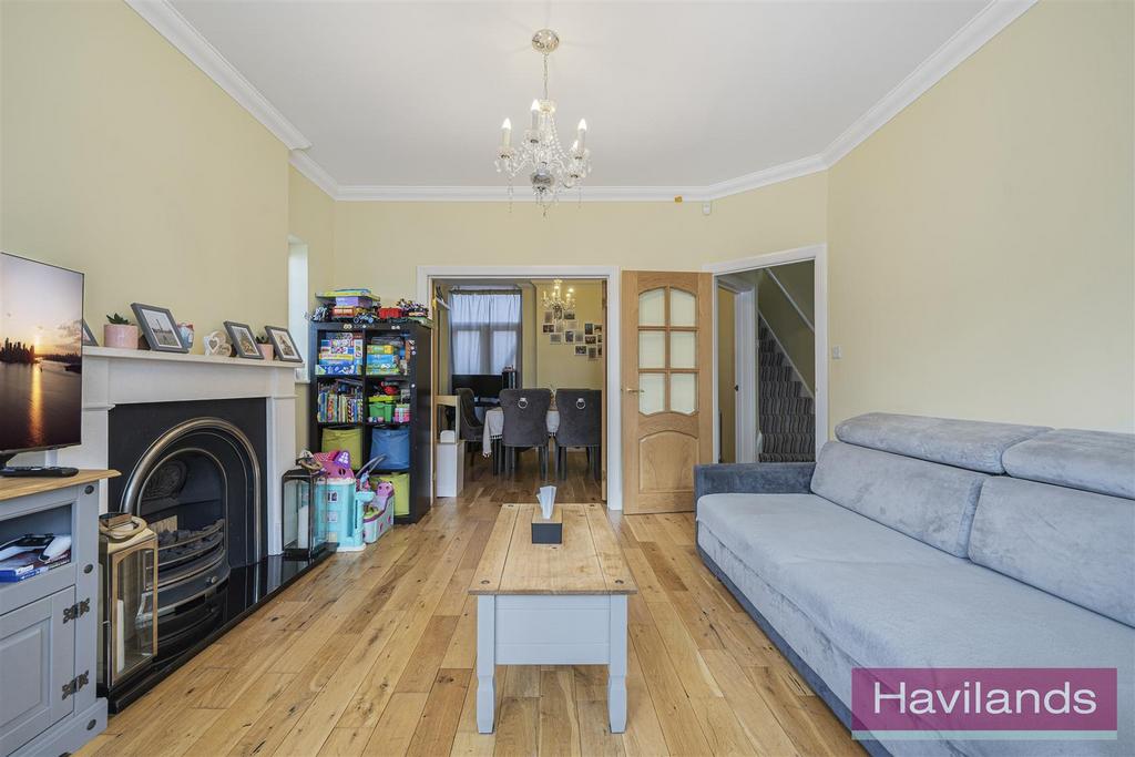 Queens Avenue N21 3 JH-9.jpg