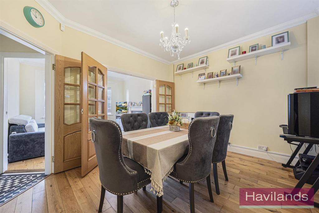 Queens Avenue N21 3 JH-7.jpg