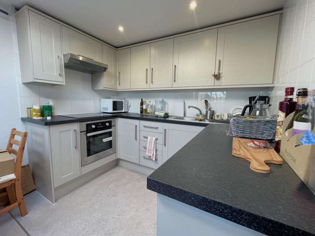 Apartment in London, Cottenham Park, Raynes Park - View 2