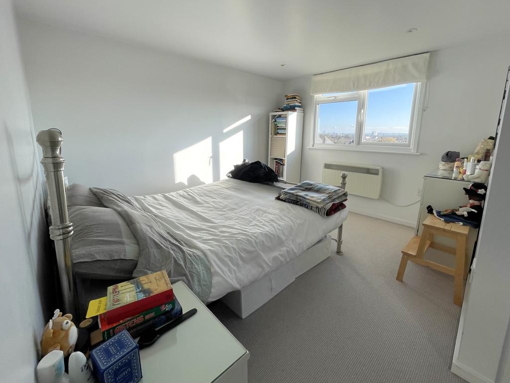 Apartment in London, Cottenham Park, Raynes Park - View 3