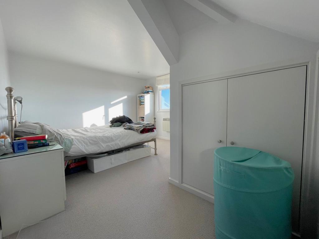 Apartment in London, Cottenham Park, Raynes Park - View 4