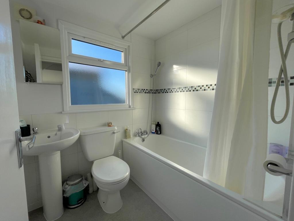 Apartment in London, Cottenham Park, Raynes Park - More
