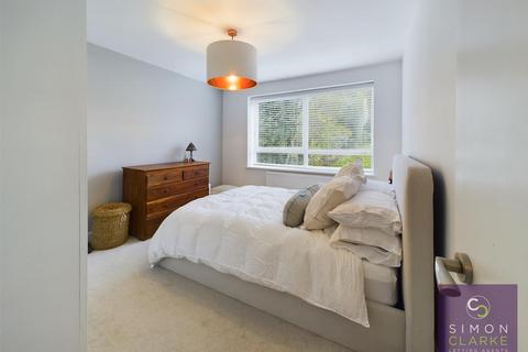 2 bedroom flat to rent, Holden Road, Woodside Park, N12