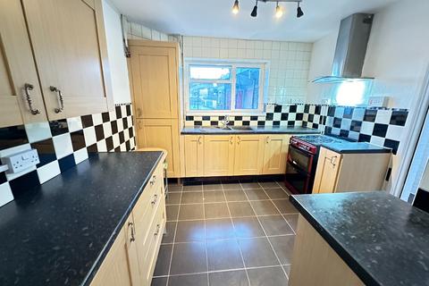 3 bedroom semi-detached house to rent, Red Rails, Luton, Bedfordshire, LU1