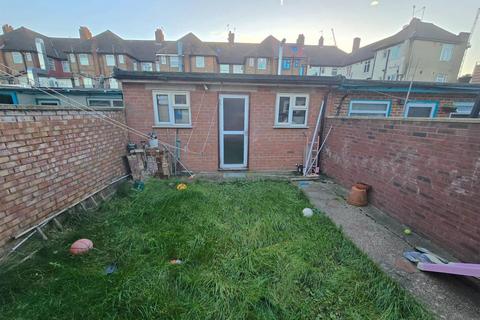 3 bedroom terraced house to rent, Beatrice Road, Southall UB1