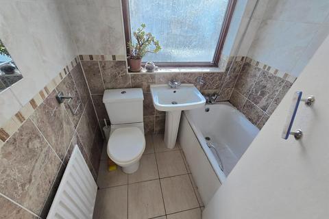 3 bedroom terraced house to rent, Beatrice Road, Southall UB1