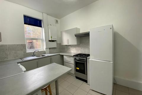 3 bedroom terraced house to rent, Spencer Avenue, Whalley Range